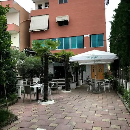 125 & Restaurant Lägenhet Tirana